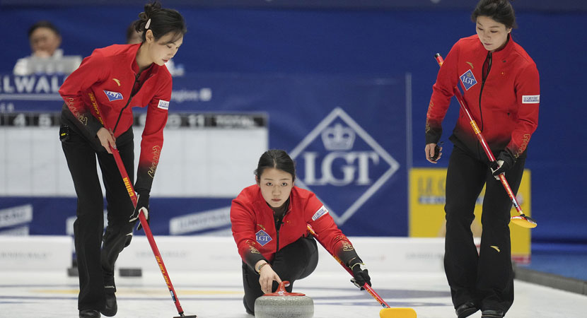 央视记者杨岭：天津女排的王媛媛告诉我，她在局间休息的时候一共吃了三根香蕉来补充体力.